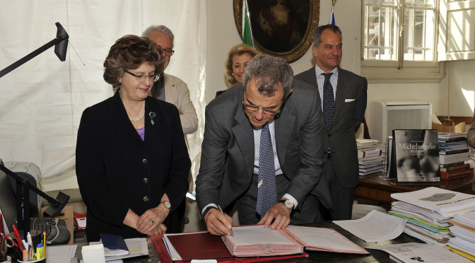 Cristina Acidini and Ferruccio Ferragamo sign the Uffizi's agreement