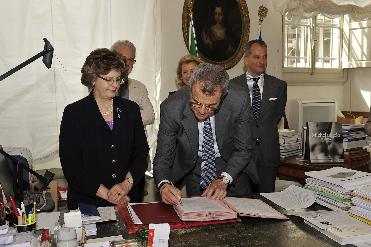 Cristina Acidini and Ferruccio Ferragamo sign the Uffizi's agreement