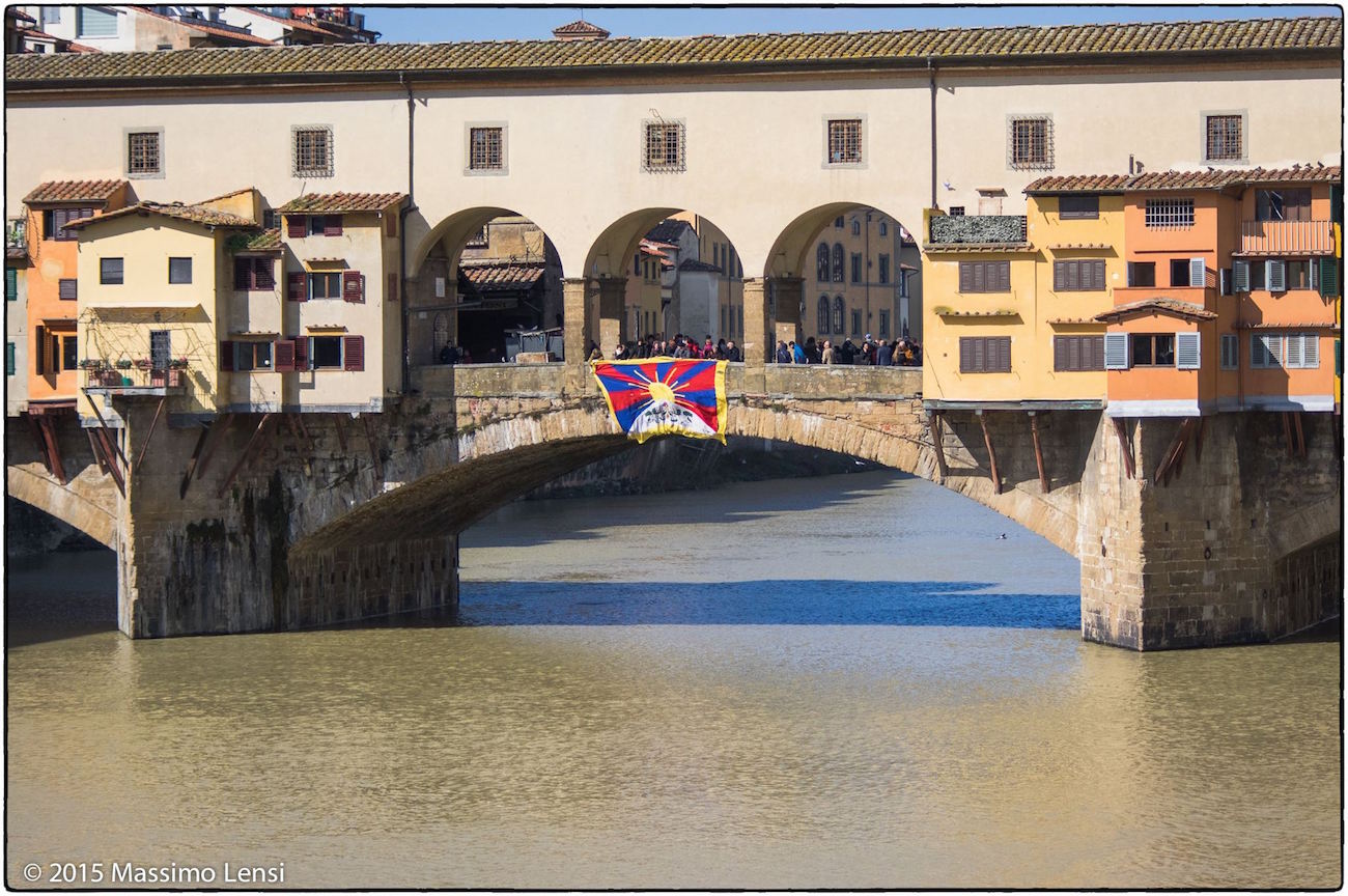 Free Tibet flag on Ponte Vecchio