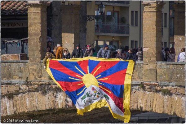 Free Tibet flag on Ponte Vecchio