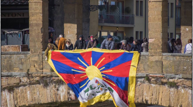 Free Tibet flag on Ponte Vecchio
