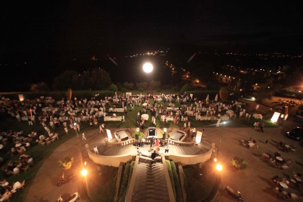 La Villa medicea “La Ferdinanda” di Artimino festeggia col tradizionale cocktail party a base di degustazioni di champagne e spumanti, auto di lusso, spettacoli e fuochi d’artificio. Esibizione di Simona Bencini dei “Dirotta su Cuba”