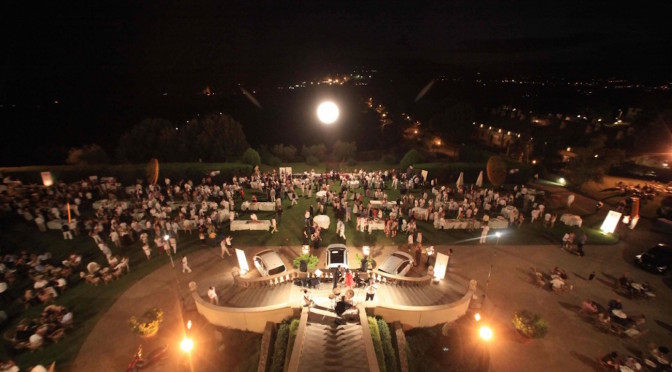 La Villa medicea “La Ferdinanda” di Artimino festeggia col tradizionale cocktail party a base di degustazioni di champagne e spumanti, auto di lusso, spettacoli e fuochi d’artificio. Esibizione di Simona Bencini dei “Dirotta su Cuba”