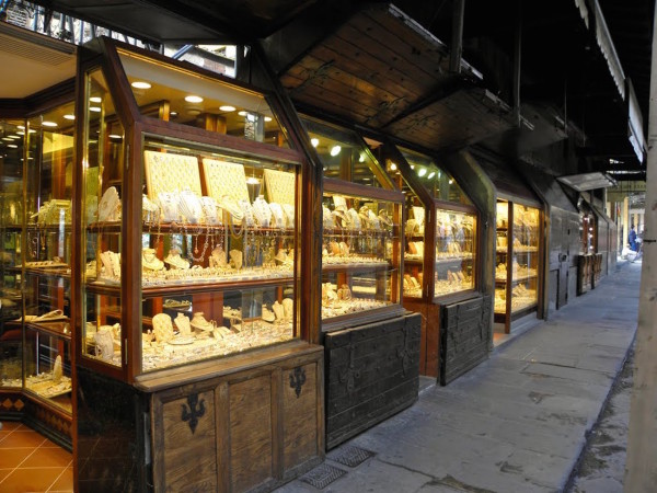 Ponte Vecchio's jewelery stores enjoys the Vogue Fashion's Night Out