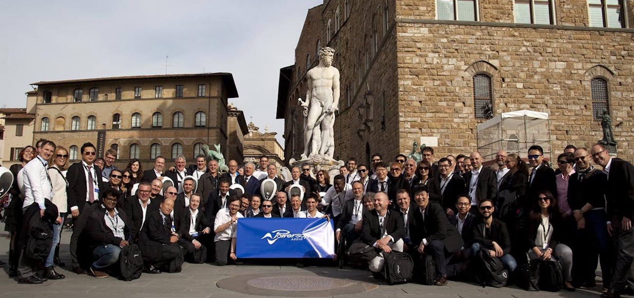 The hi-tech orchestra in piazza Signoria