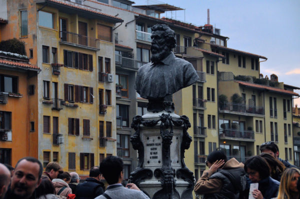 La statua dedicata a Benvenuto Cellini sul Ponte Vecchio