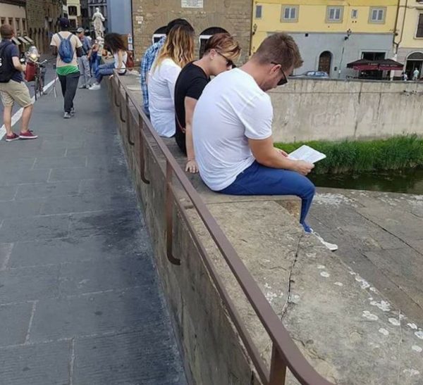 Tourists on Ponte Santa Trinita