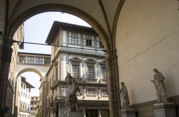 The path between Palazzo Vecchio and Uffizi