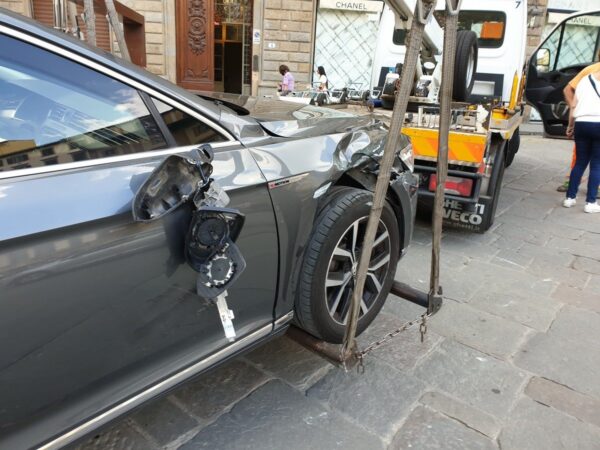 Horse Horse goes wild, the carriage collides with the car of the Minister of the Interior
