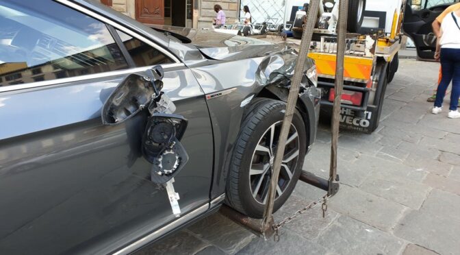 Horse Horse goes wild, the carriage collides with the car of the Minister of the Interior