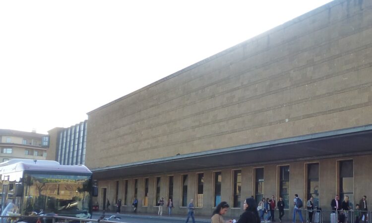 Taxi Shortage at Santa Maria Novella: City Hall Issues Warning Amid Passenger Disruption and Rising Tensions