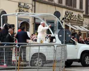 Pope Francis in Florence, 2015 (sorse: Sailko, Wikipedia)