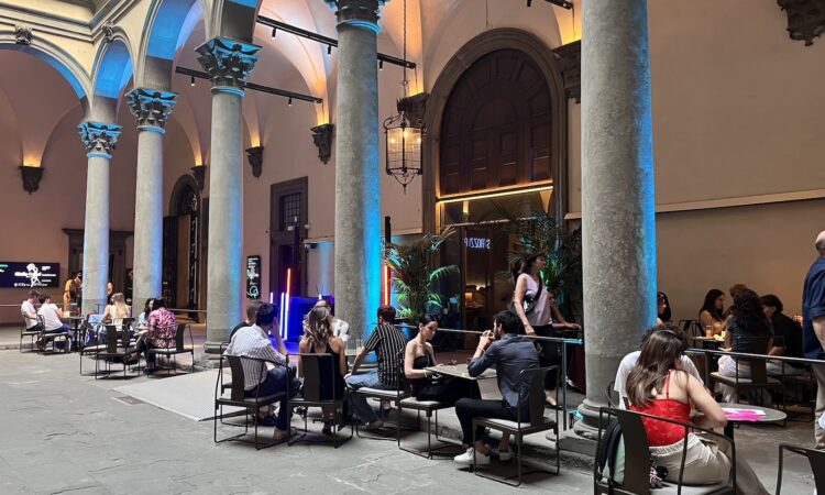 Organized by the Palazzo Strozzi Foundation, the “Neon Night” aimed to rethink how museums engage under-30 audiences through alternative formats and more social, inclusive experiences.