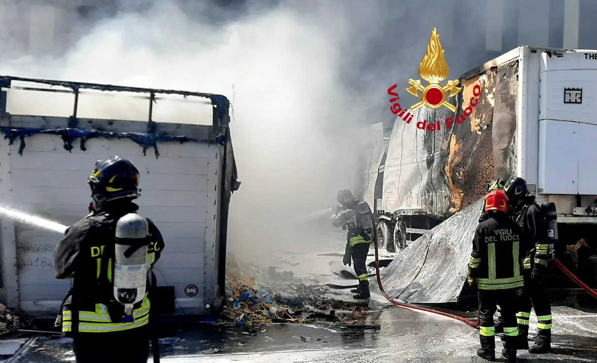 Fire Erupts in Industrial Area, Thick Smoke Visible Across Florence ...