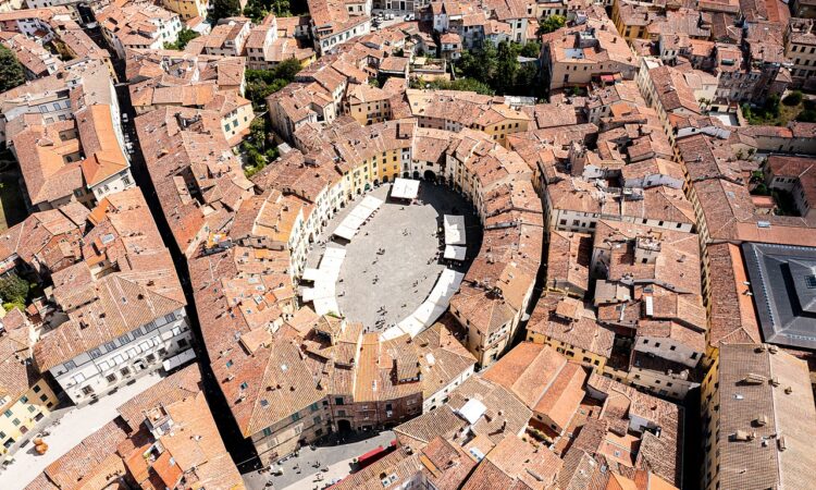 The city of Lucca has officially introduced the Lucca Visit Card