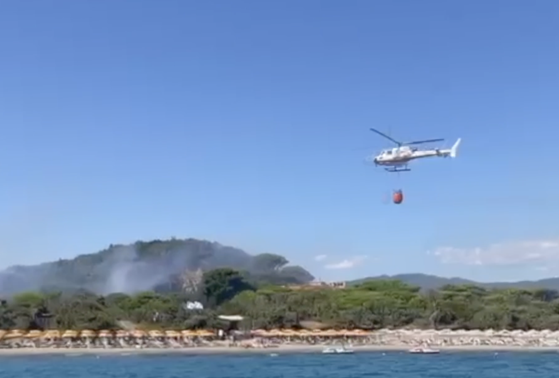 Toskana'daki Kıyı Kampı'nda 600 turistin Wildfire Kuvvetleri tahliyesi