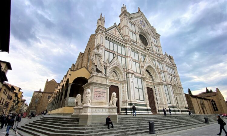 Climbers on Santa Croce: Security Concerns Rise After Risky Video Goes Viral