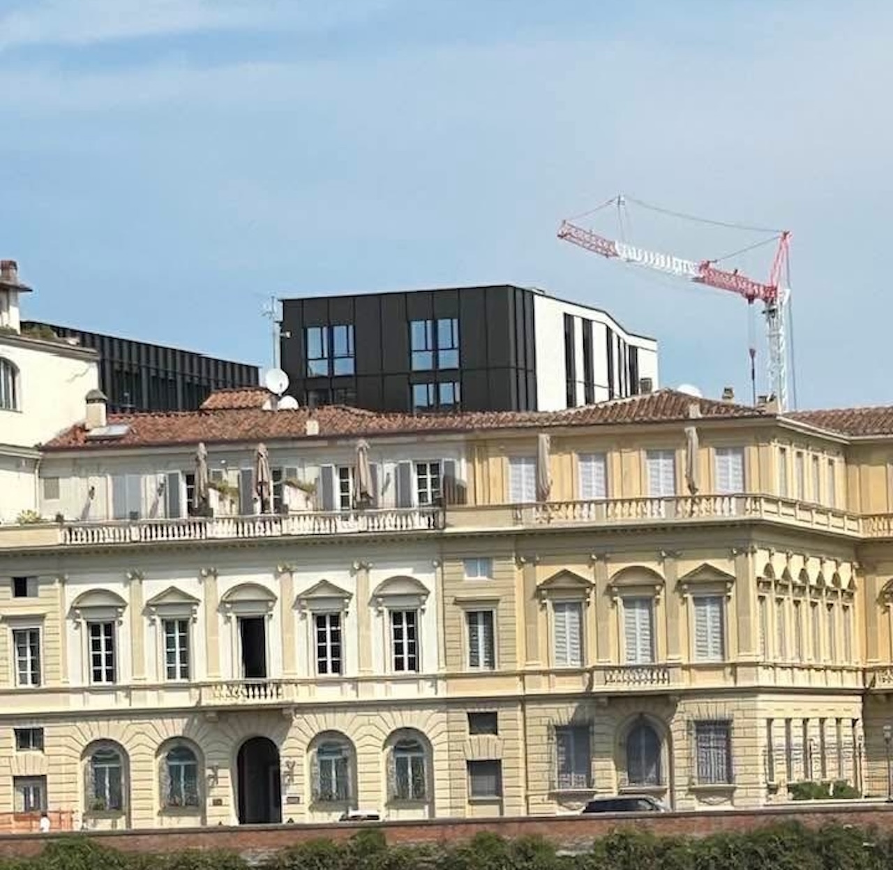 Floransa'daki Lungarno'nun yakınındaki siyah ve -nds kulesi tartışmaları