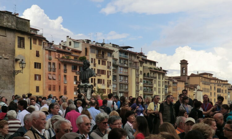 Crowding on Ponte Vecchio