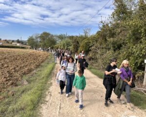 Oltre 200 persone al trekking urbano per difendere il Crocifisso e il Padule