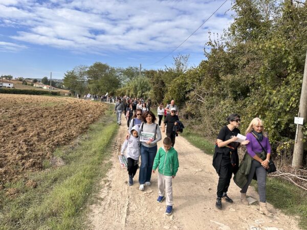 Oltre 200 persone al trekking urbano per difendere il Crocifisso e il Padule