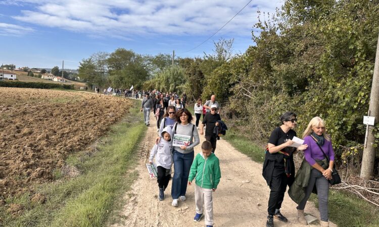 Oltre 200 persone al trekking urbano per difendere il Crocifisso e il Padule