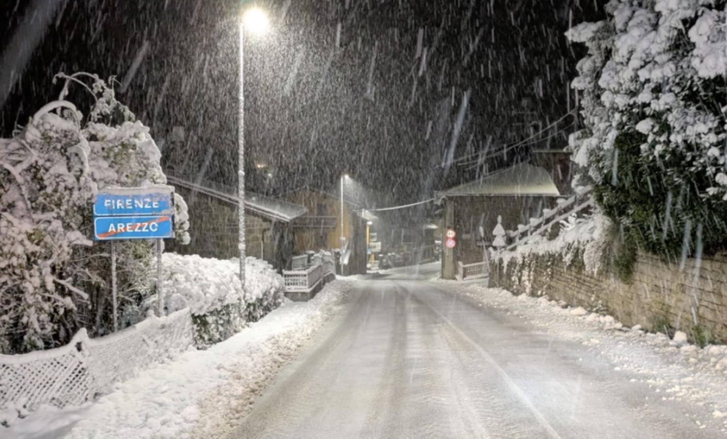 First snowfall of the season reaches Tuscany's Apennines | Florence Daily  News, image size:1482x896