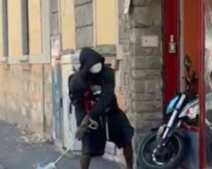 Man Smashes Shop Windows and Threatens Passers-by With a Knife in Florence