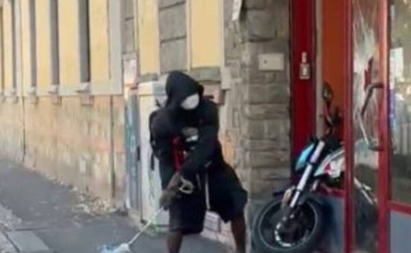 Man Smashes Shop Windows and Threatens Passers-by With a Knife in Florence