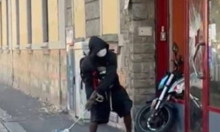 Man Smashes Shop Windows and Threatens Passers-by With a Knife in Florence