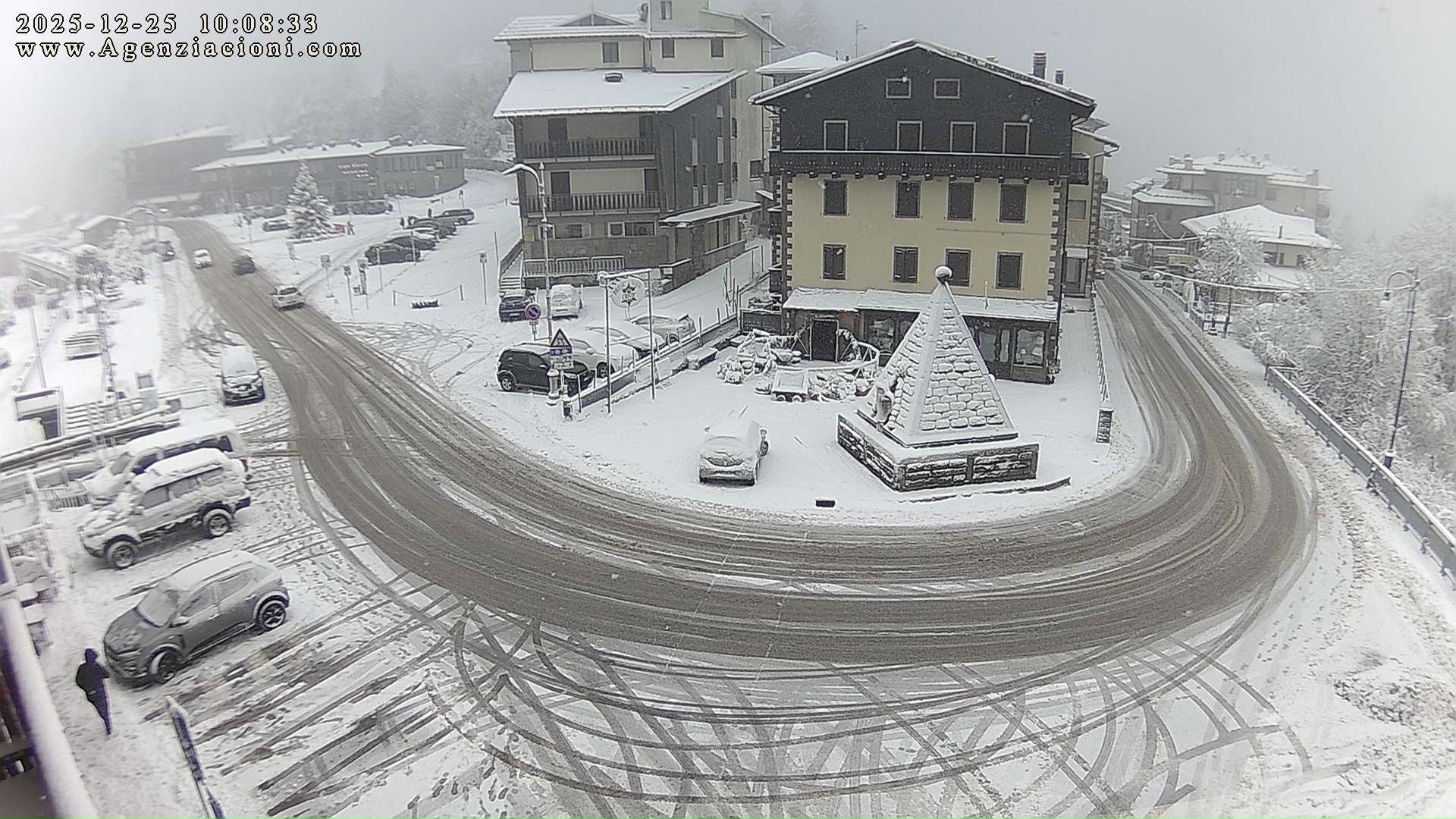 Kar yağarken ve kayak teleferikleri çalışırken Abetone'da Beyaz Noel