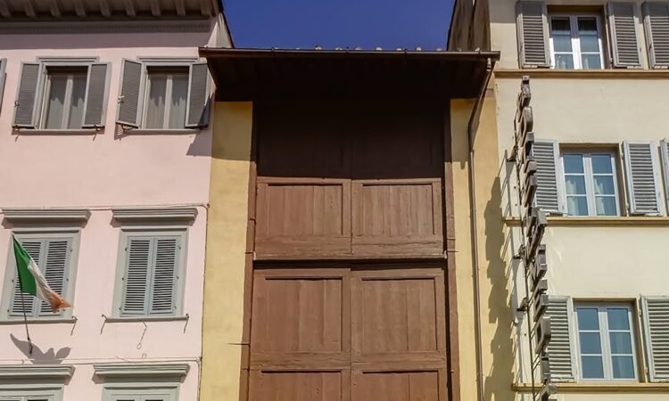 Florence restores the historic door of the Brindellone depot