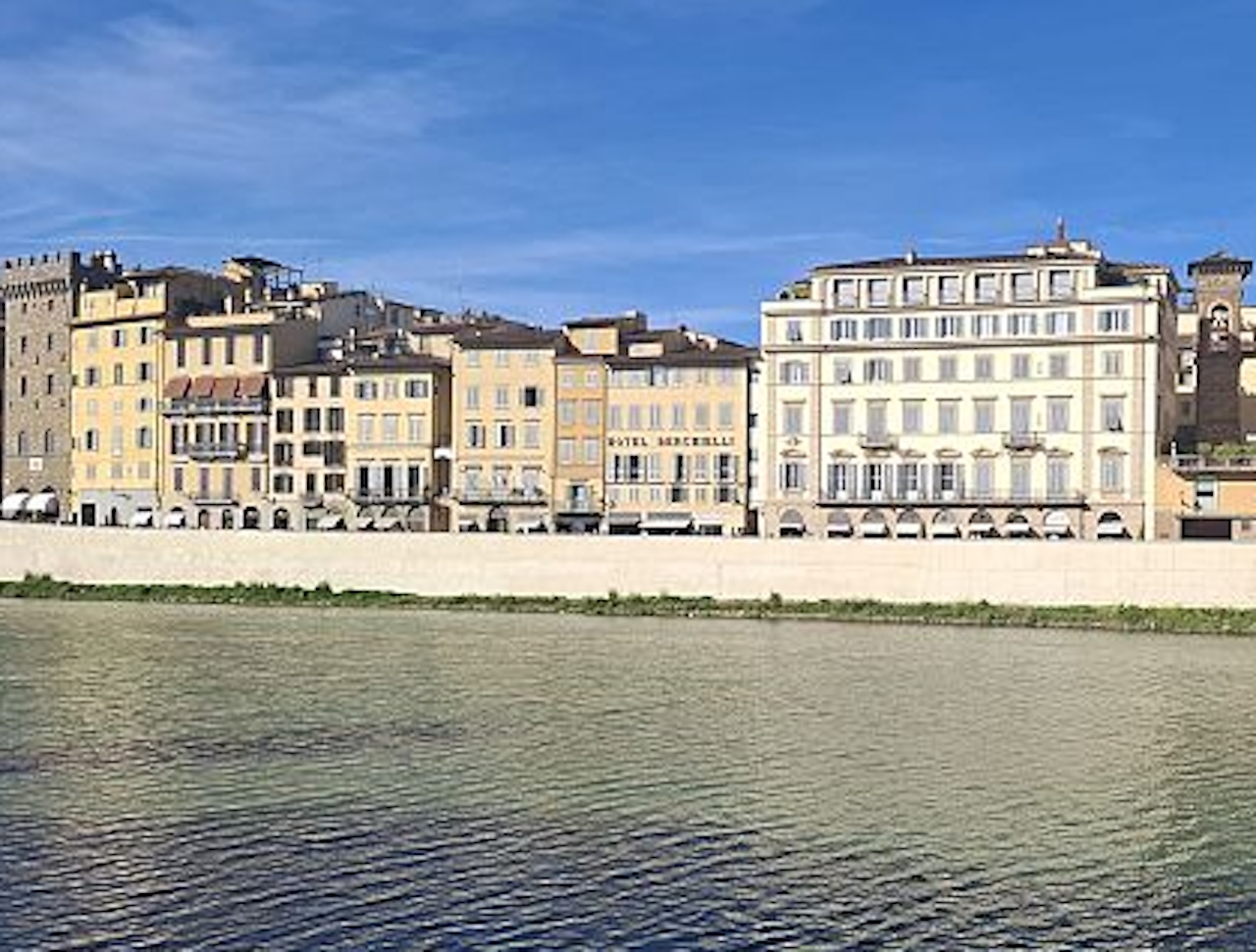 Arno'nun beyaz nehir kıyısı duvarları, siyah küp tartışmasının ardından tartışmalara yol açtı