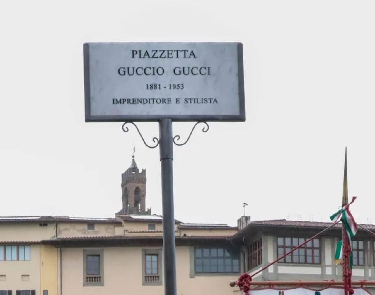 Floransa nehir kenarındaki meydana Gucci'nin kurucusu Guccio Gucci'nin adını verdi