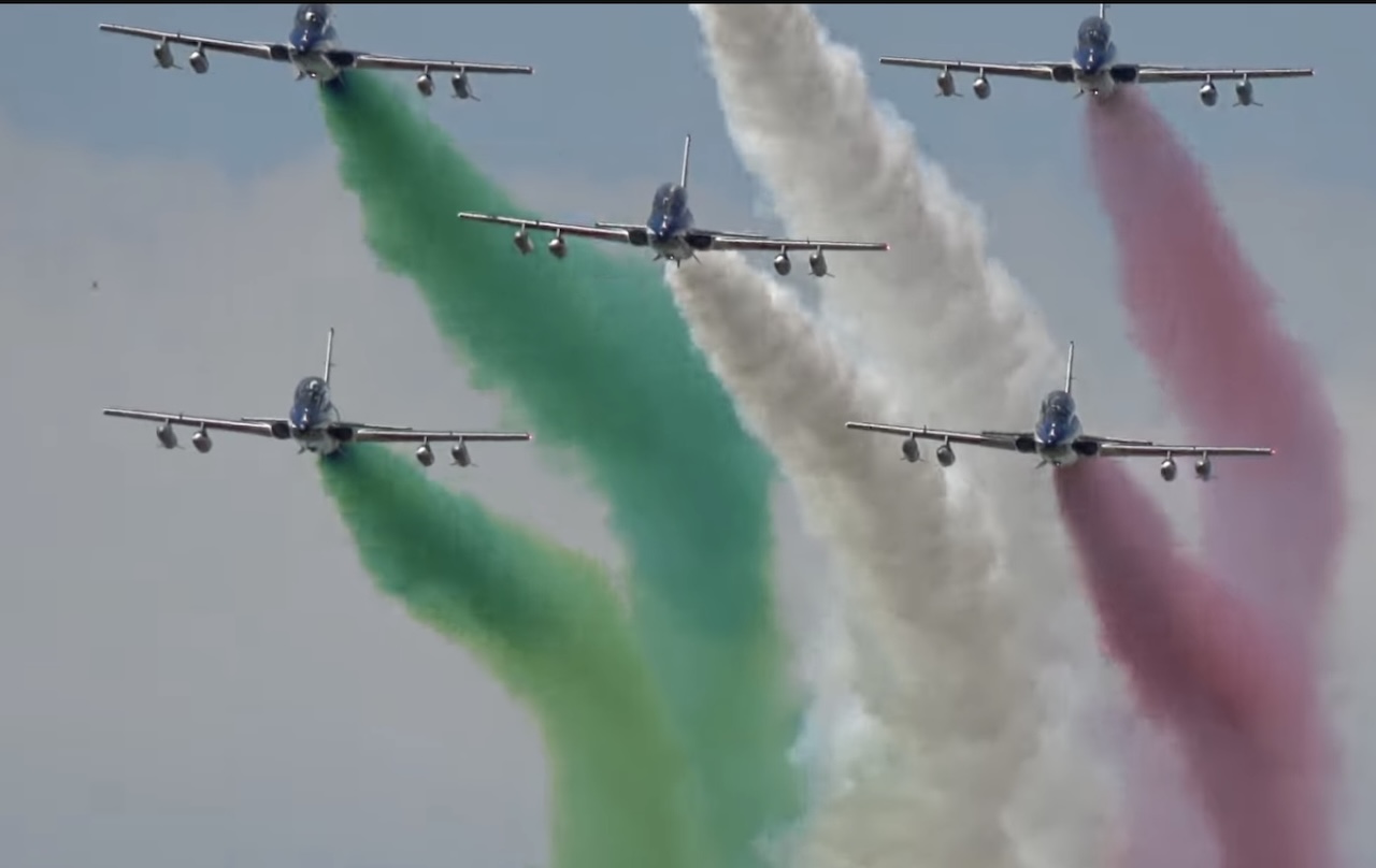 Frecce Tricolori'nin uçuşunu izlemek için Floransa'da kalabalıklar toplanıyor