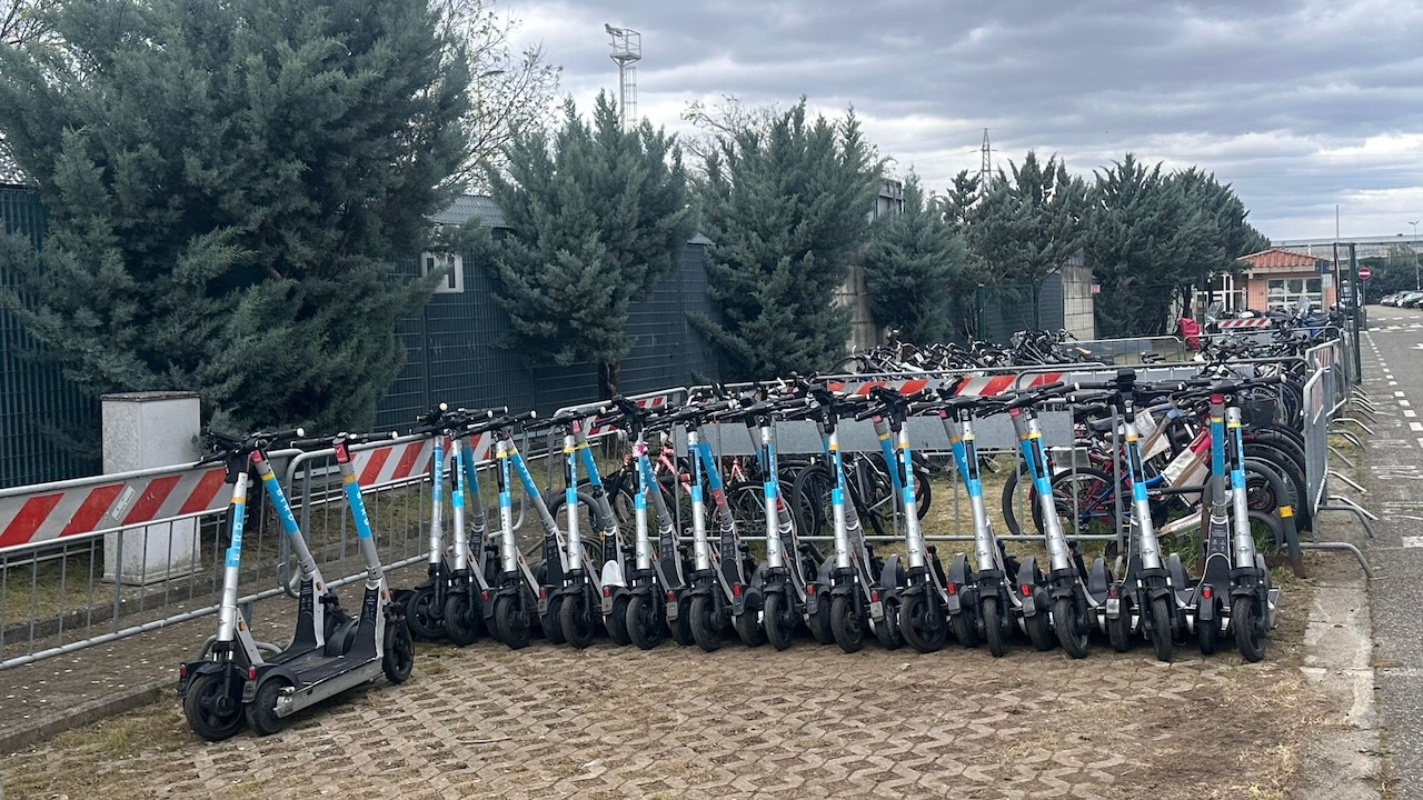 Floransa, özel kiralamalar devam ederken ortak e-scooter'ları kaldırmaya başlıyor