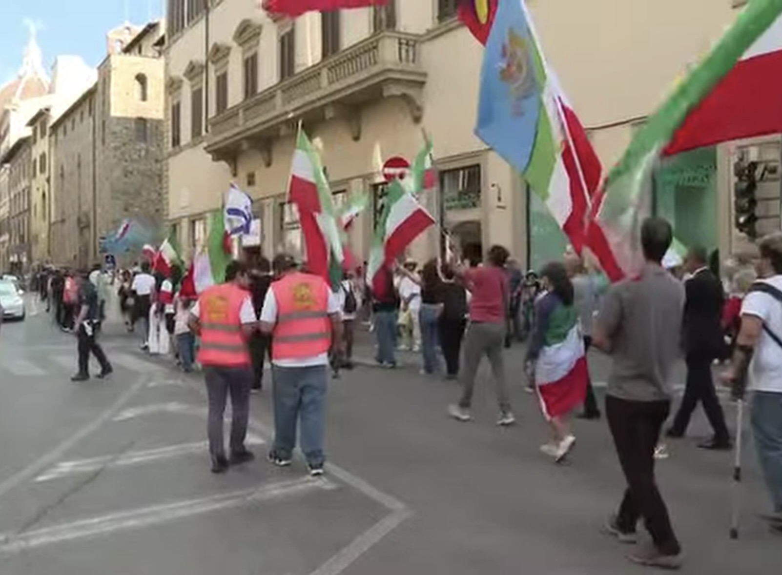Manifestantes iranianos marcham em Florença, pedindo ao Irã que pare com as execuções