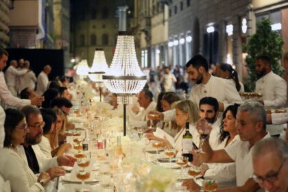 A 250-metre dinner table transforms Florence’s Via Tornabuoni for one night