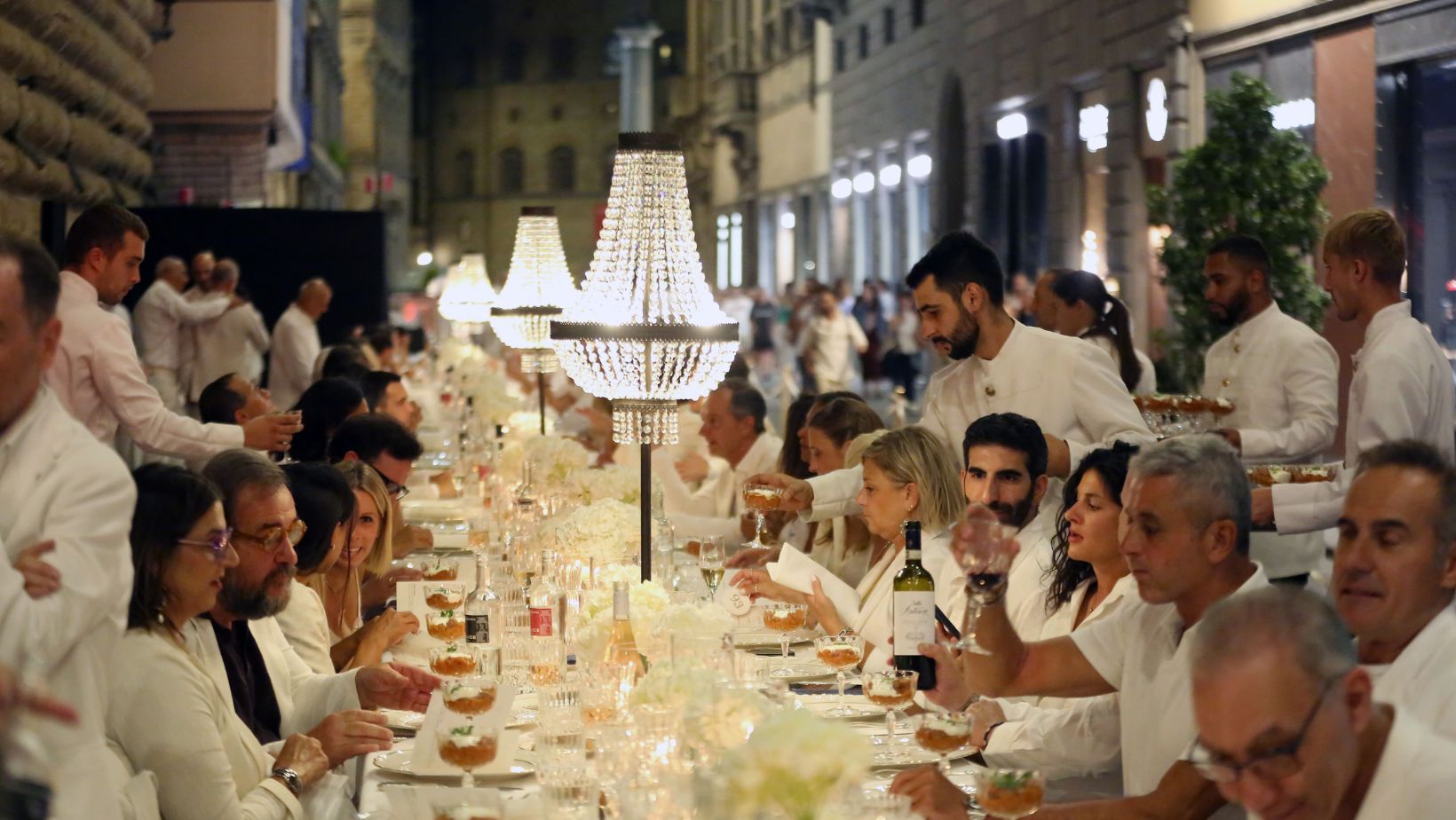 Uma mesa de jantar de 250 metros de comprimento dá um novo visual à Via Tornabuoni de Florença