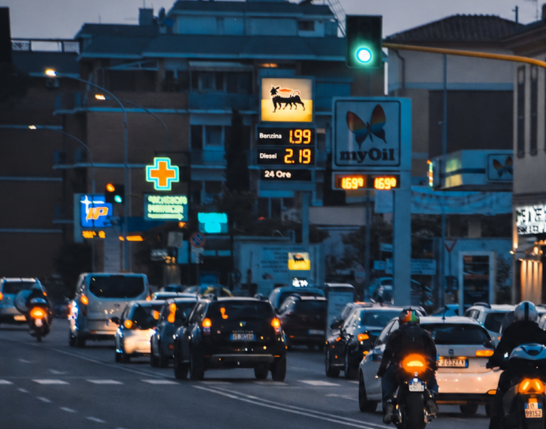 Petrol at €1.99 a litre in Italy: where drivers can find the capped price