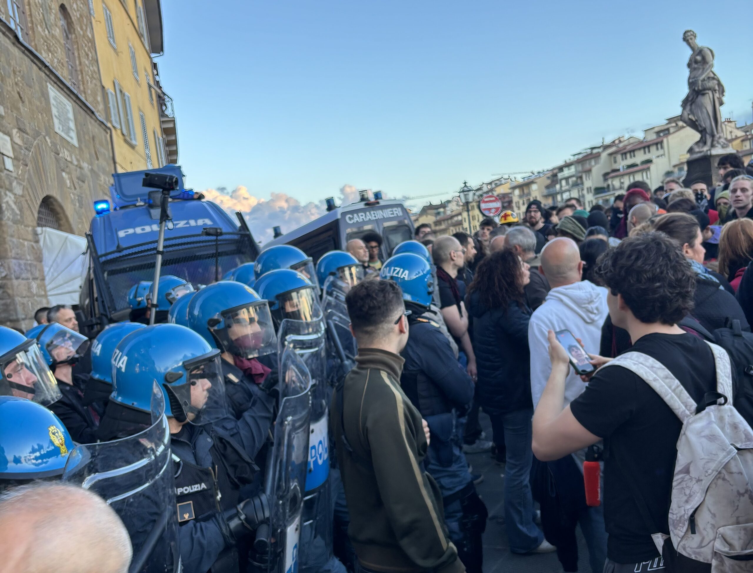 Protestos em Florença: Tensões e confrontos com a polícia no centro da cidade