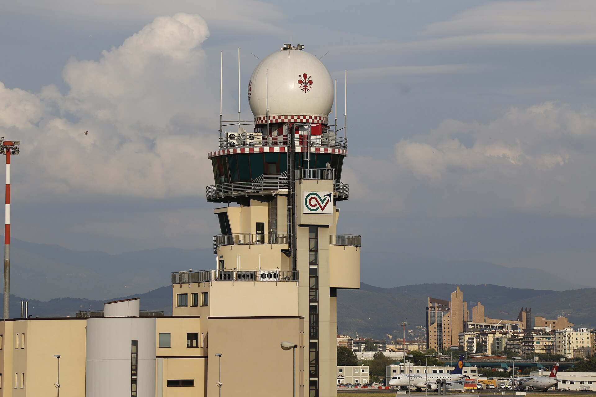 Itália reduz capacidade de tráfego aéreo em 50%, causando interrupções nos voos para Florença e Pisa